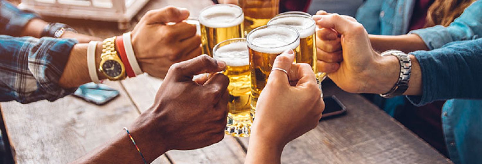 Gruppe stoßt mit Bier an