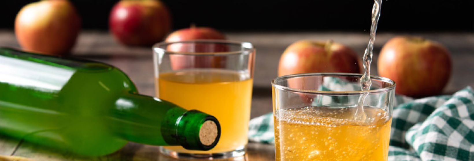 Apfelwein wird einegschenkt