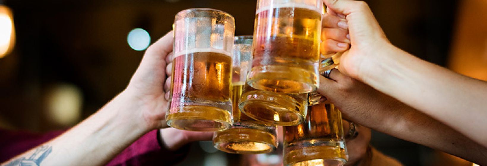 Gruppe stoßt mit Bier an