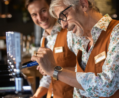 Bild zeigt Personal beim Bier einschenken